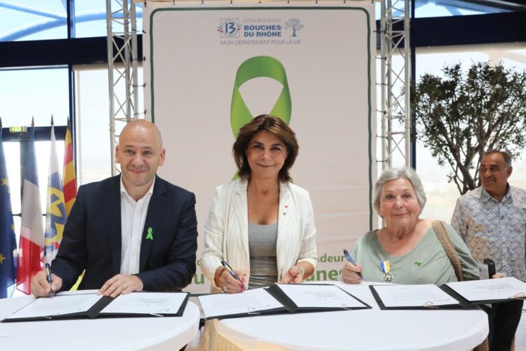 Cédric Émile, vice-président de la fondation Greffe de vie, Martine Vassal, présidente du conseil départemental et Maryse Blangéro fondatrice de l'association Espoir 13 ont signé la charte pour faire des Bouches-du-Rhône le premier département ambassadeur du don d'organes. Crédit : DépartementBDR