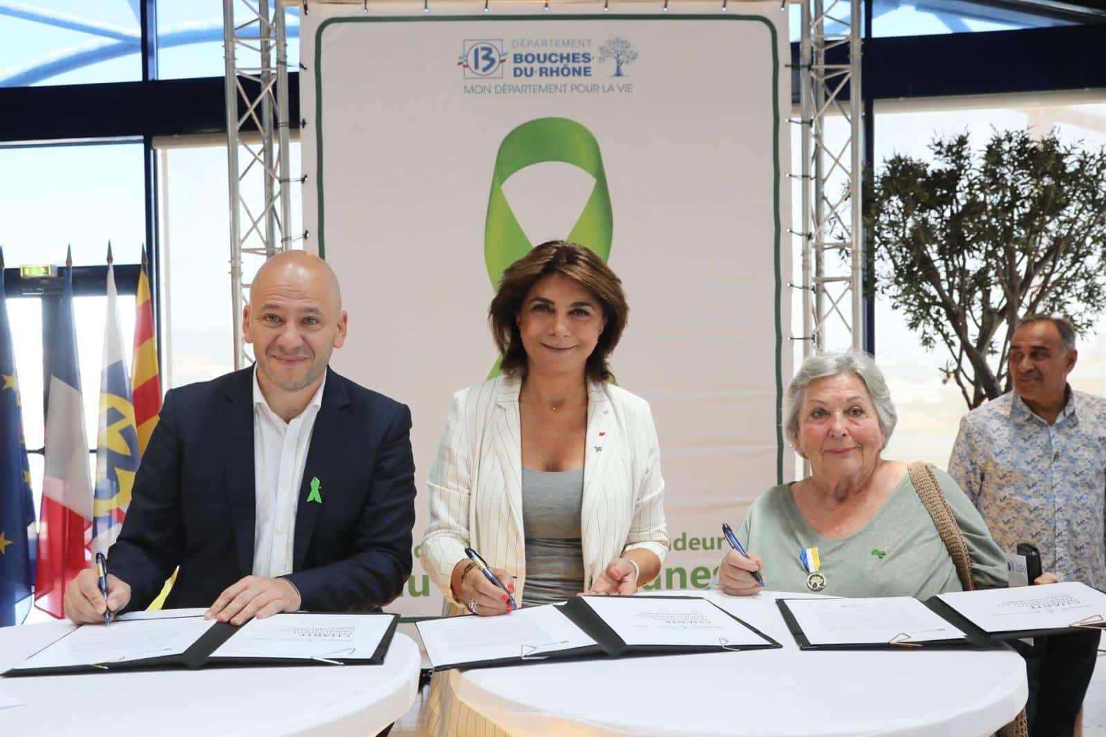 Cédric Émile, vice-président de la fondation Greffe de vie, Martine Vassal, présidente du conseil départemental et Maryse Blangéro fondatrice de l'association Espoir 13 ont signé la charte pour faire des Bouches-du-Rhône le premier département ambassadeur du don d'organes. Crédit : DépartementBDR