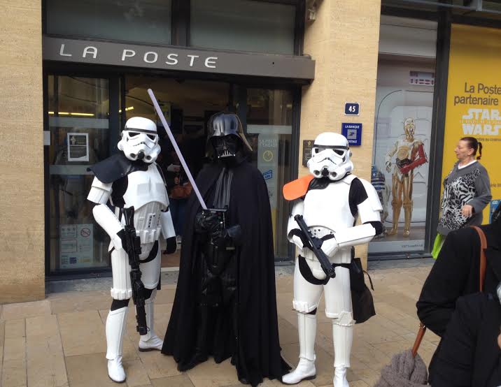 La Poste d&rsquo;Aix se transforme avec les couleurs de Star Wars et les postiers en Jedi !