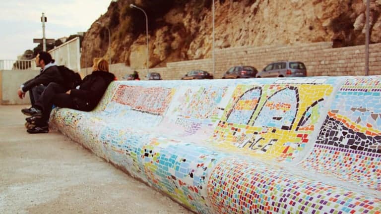 Le banc de la corniche poursuit son relooking