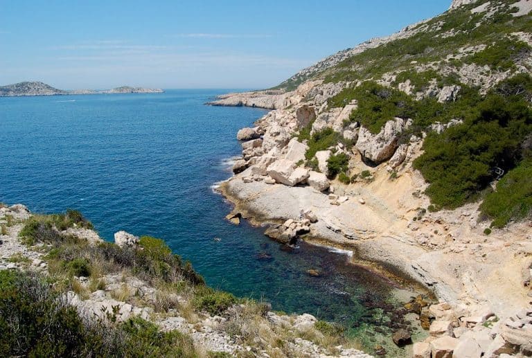 Randonnez jusqu&rsquo;à la petite et paisible calanque des Queyrons