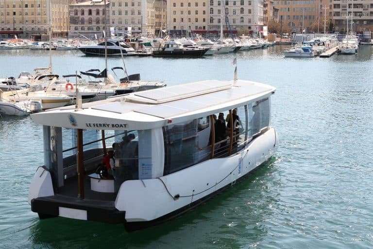 Le Ferry Boat qui relie les quais du Vieux-Port a repris du service