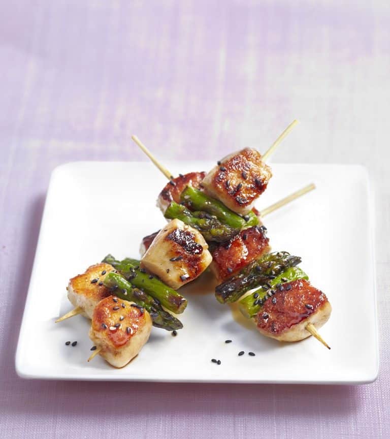 Recette – De fabuleuses brochettes de lapin et asperges