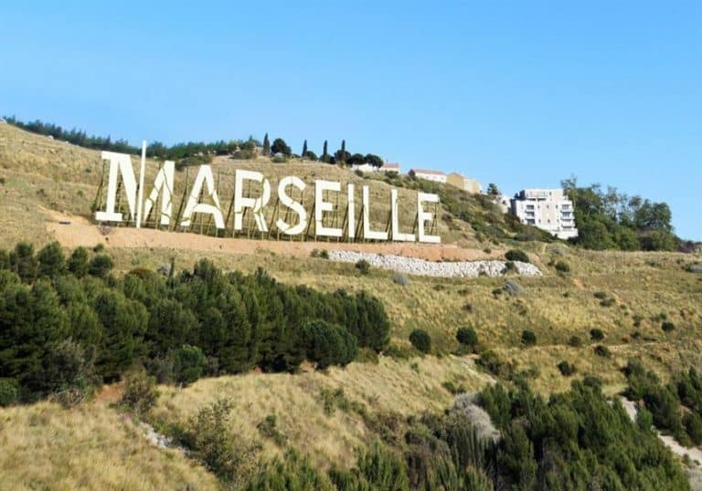 Dans les coulisses des lettres géantes « Marseille » façon Hollywood !