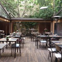 blonde-brune-restaurant-patio