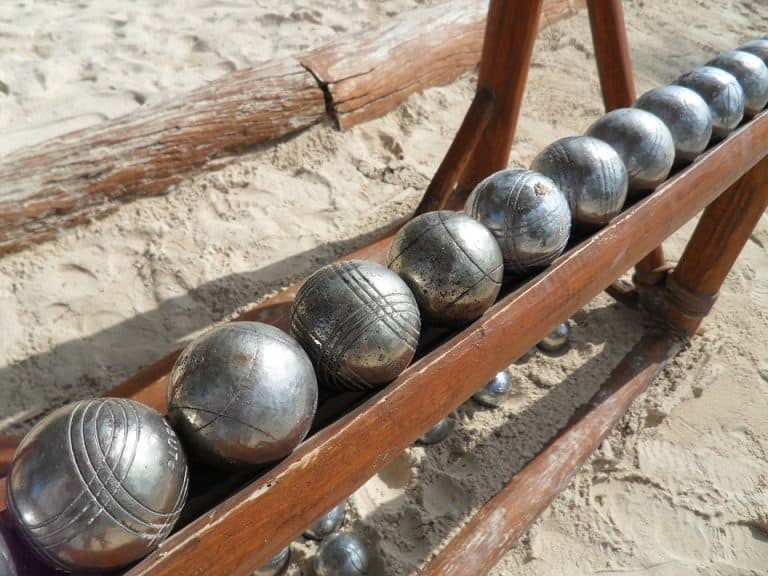 Les meilleurs boulodromes pour une partie de pétanque vue sur mer