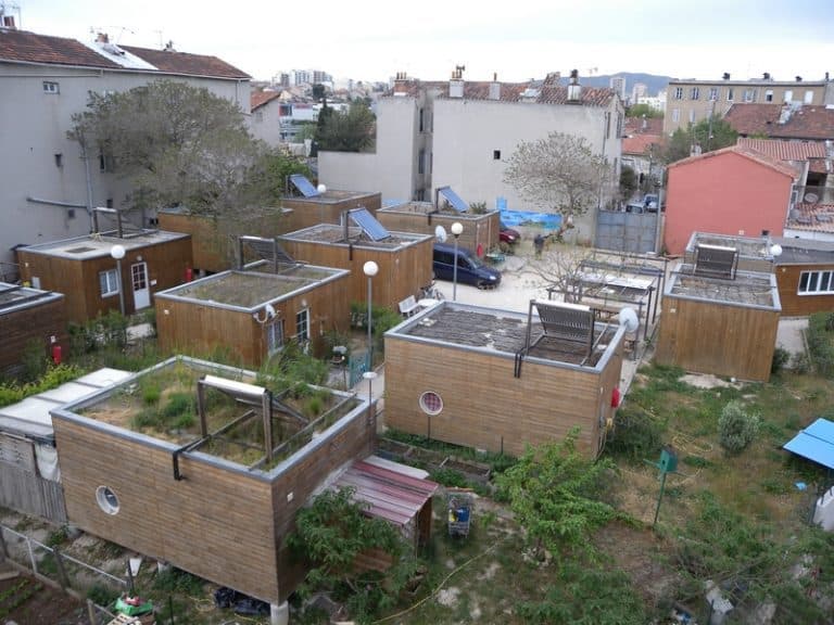A Félix Pyat, des Marseillais adoptent des poules pour réduire les déchets !