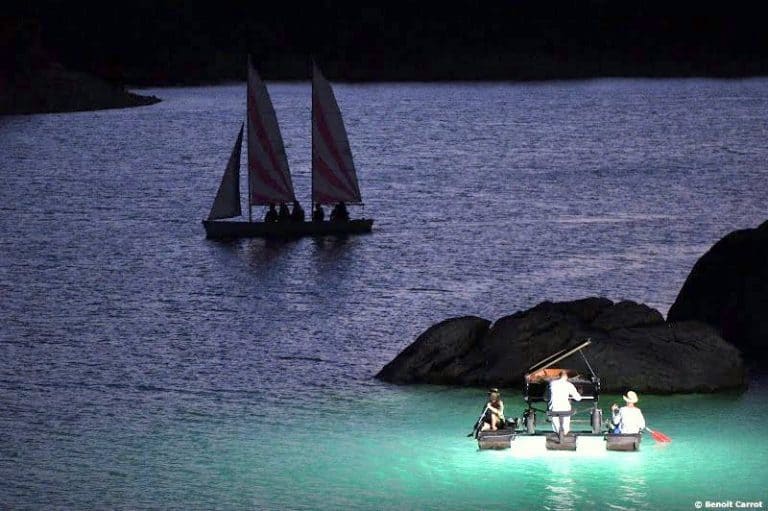 Un piano à la mer, le festival déconcertant sur l&rsquo;eau qui envahit les plages