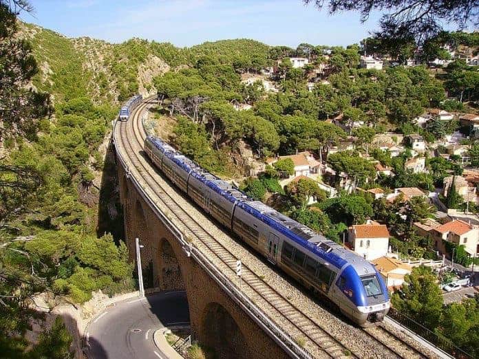 Train TER sur un pont de la côte bleue. Transports