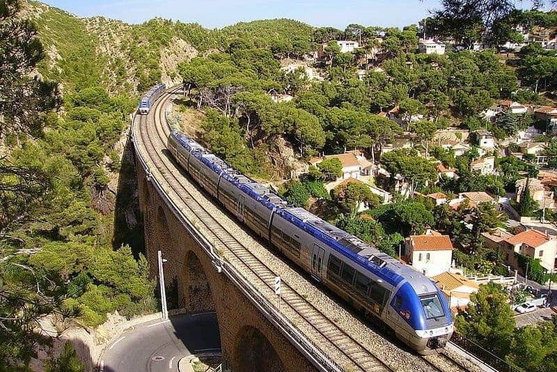 Train TER sur un pont de la côte bleue. Transports
