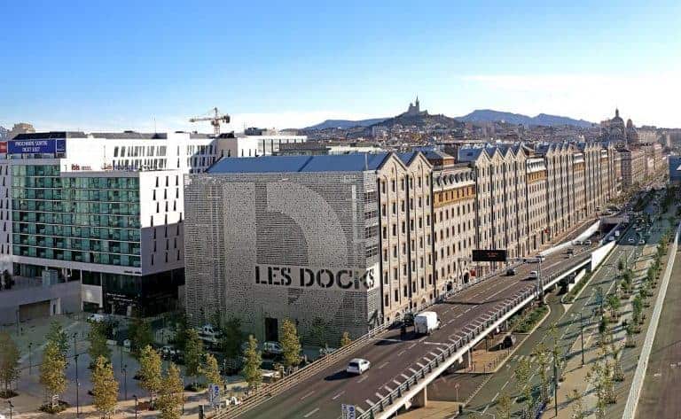 Une braderie caritative de grandes marques à prix cassés aux Docks Villages
