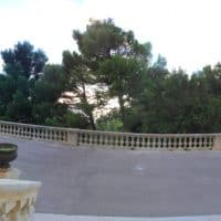 parvis-villa-valmer-balcon-corniche