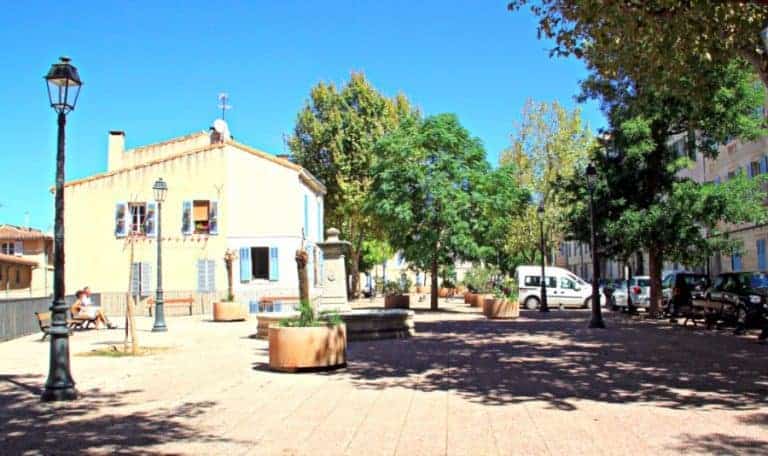 La place des Moulins dans le Panier et ses secrets souterrains