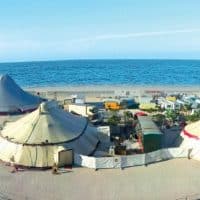 village-chapiteau-plage-prado-biennale