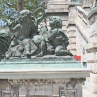 statue-bronze-escalier-monumental-centre-ville