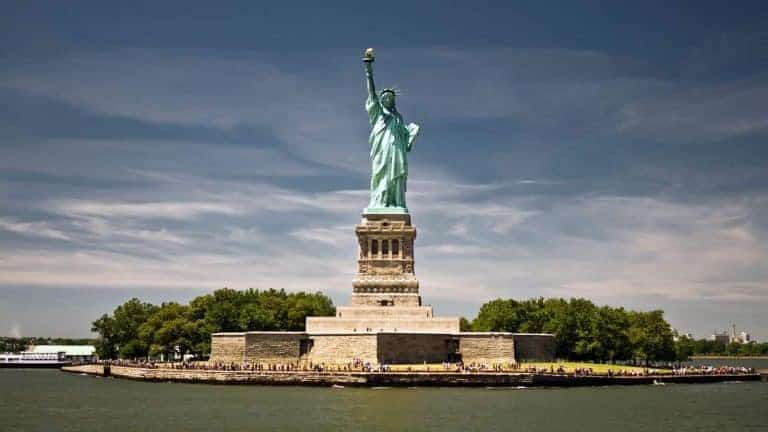 Légende : le socle de la Statue de la Liberté est-il construit en pierre de Cassis ?