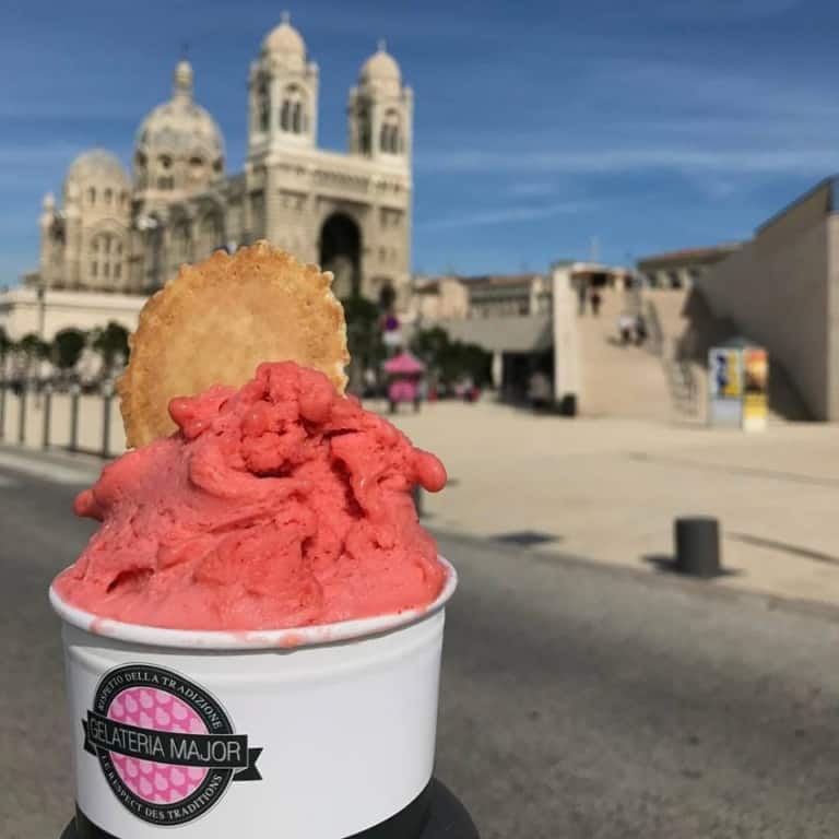 Glaces artisanales aux pieds de la cathédrale de la Major