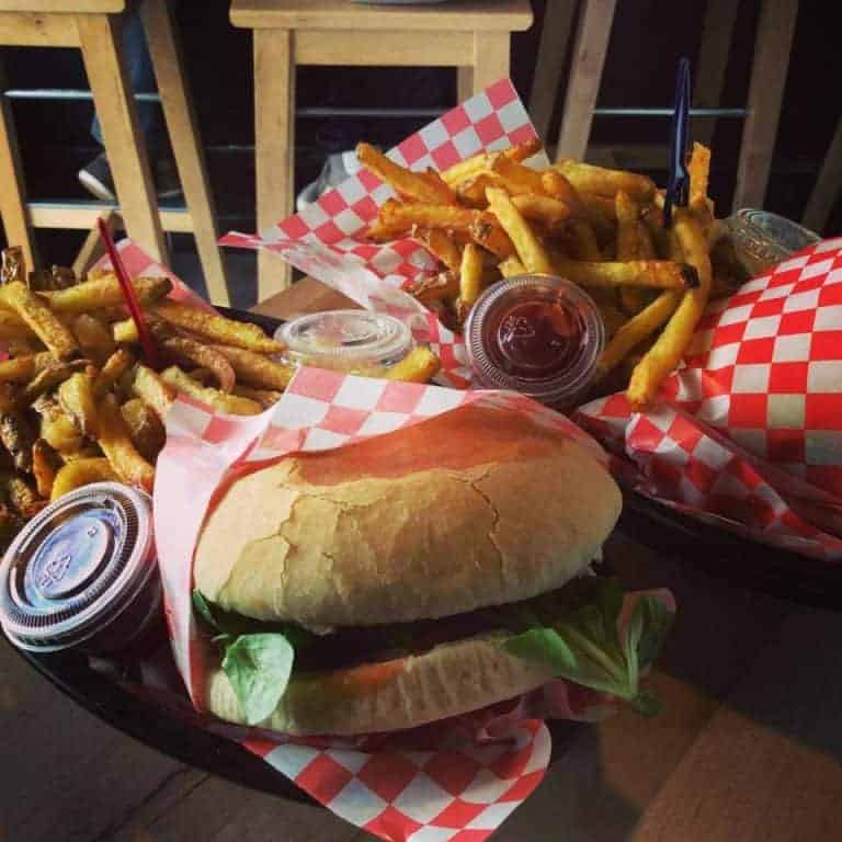 Des burgers insolites et à petit prix chez Moon Burger