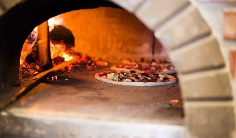 Des pizzas au feu de bois au cœur des Calanques Chez Zé