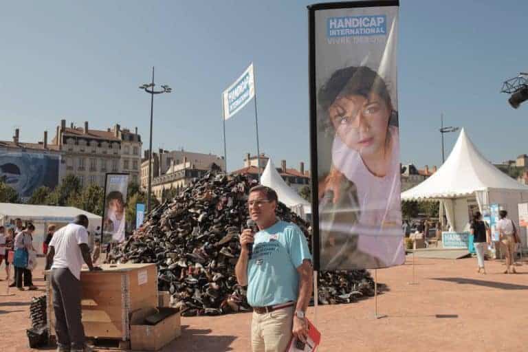 La « Pyramide de chaussures » contre le bombardement des civils, débarque à Marseille