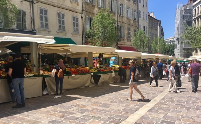 Le marché s&rsquo;installe de nouveau sur la place des Capucins à Noailles après sa rénovation