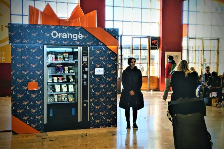 Pour noël, Orange installe un distributeur de cadeaux connectés à la gare Saint-Charles !