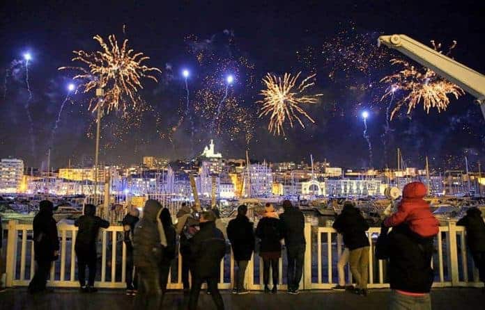 feu d'artifice sur le vieux port de marseille