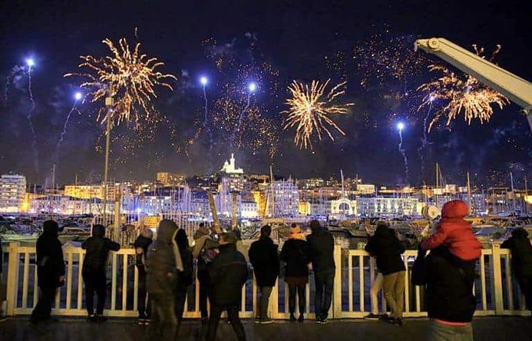 feu d'artifice sur le vieux port de marseille