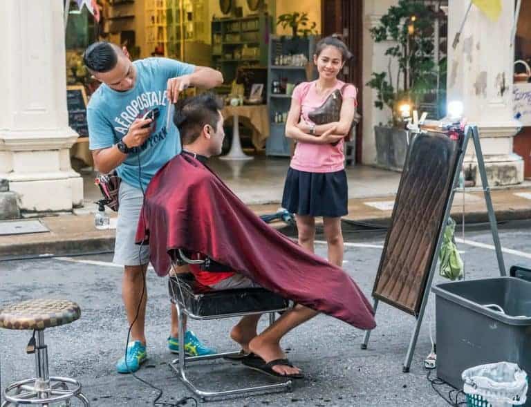 Coiffeurs de rue – Des coupes de cheveux gratuites pour les sans abris à Aix et La Ciotat
