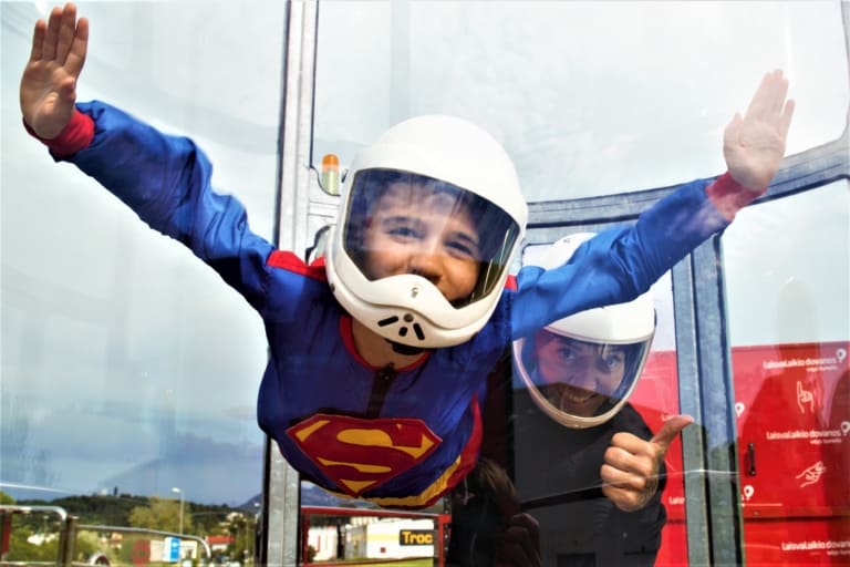 « On vole » dans le nouveau simulateur de chute libre à Plan de Campagne