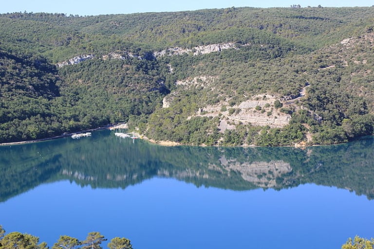 Le lac d’Esparron, baignade dans un lieu mystérieux, sauvage et escarpé