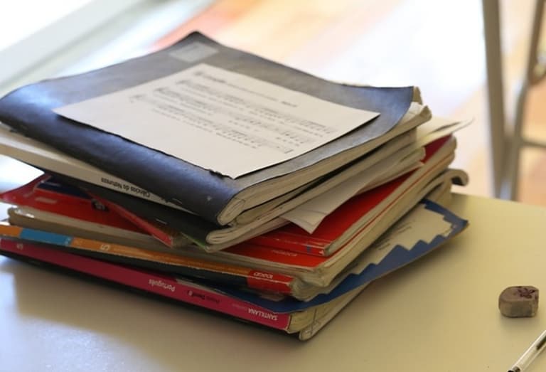 Opération de recyclage de cahiers usagés pour offrir des fournitures scolaires aux familles en difficulté