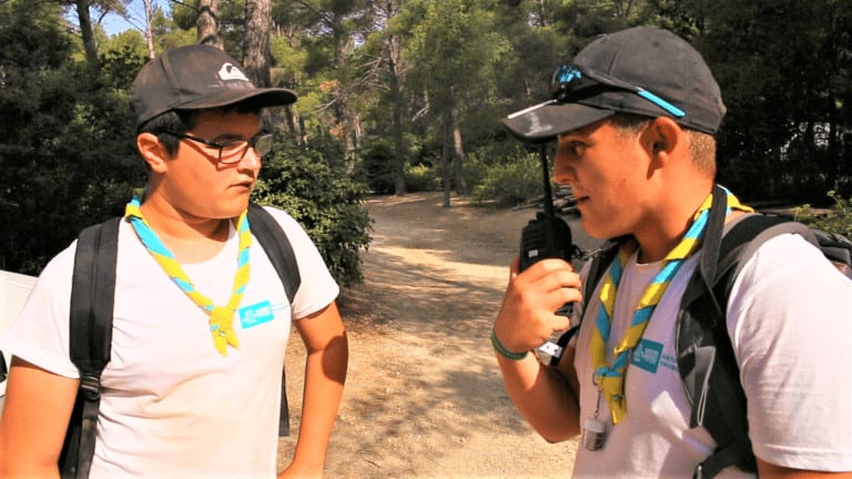 Des scouts venus de la France entière surveillent les calanques