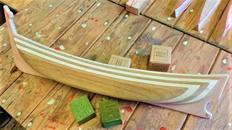Pour noël, le chantier naval Borg crée des barquettes traditionnelles miniatures