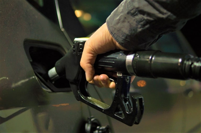 Face à la flambée des prix du carburant, la conversion au bioéthanol est-elle une solution ?