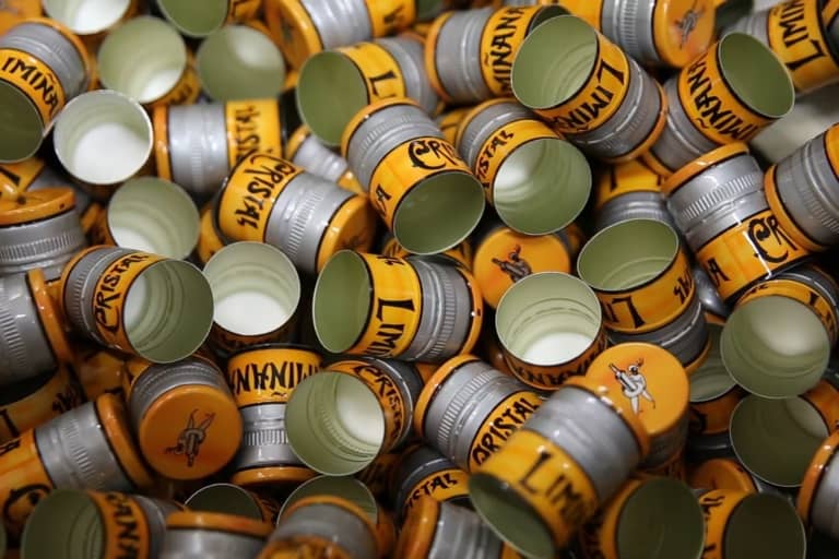 Cristal Limiñana, une des dernières usines de pastis à Marseille
