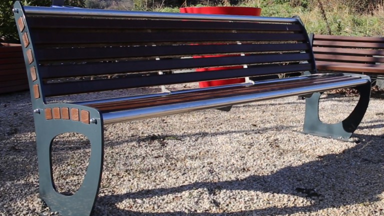 À Gardanne, on fabrique du mobilier urbain en plastique 100 % recyclé