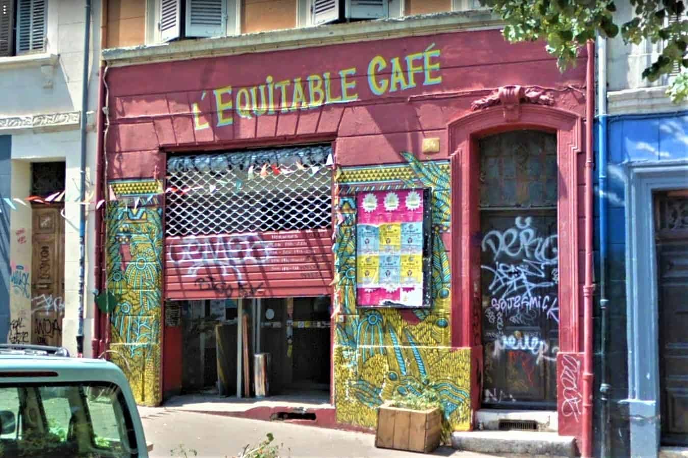 devanture de l'équitable café au cours julien