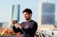 photo-homme-tour-marseillaise-cmacgm