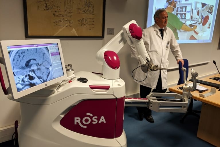 ROSA, le robot qui traite la maladie de Parkinson à la Timone