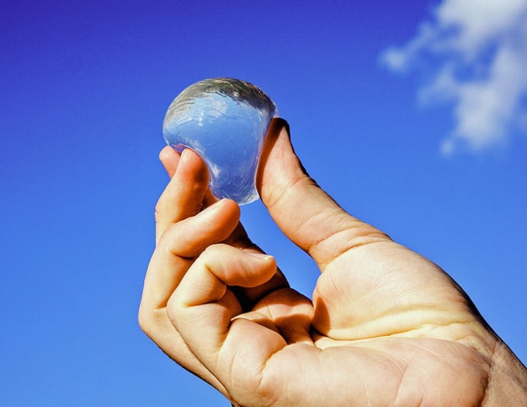 Ooho, la capsule biodégradable qui veut remplacer les bouteilles en plastique