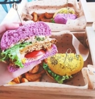 flower-burger-pain-rose-bleu-jaune-noir