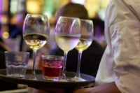 plateau-serveur-bar-garçon