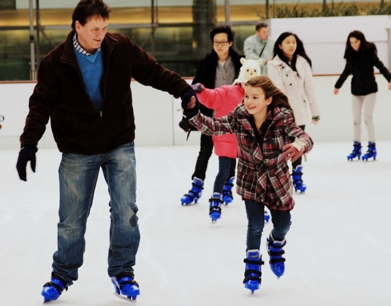 Patinoire et chalets de montagne s&rsquo;installent sur le rooftop des Terrasses du Port
