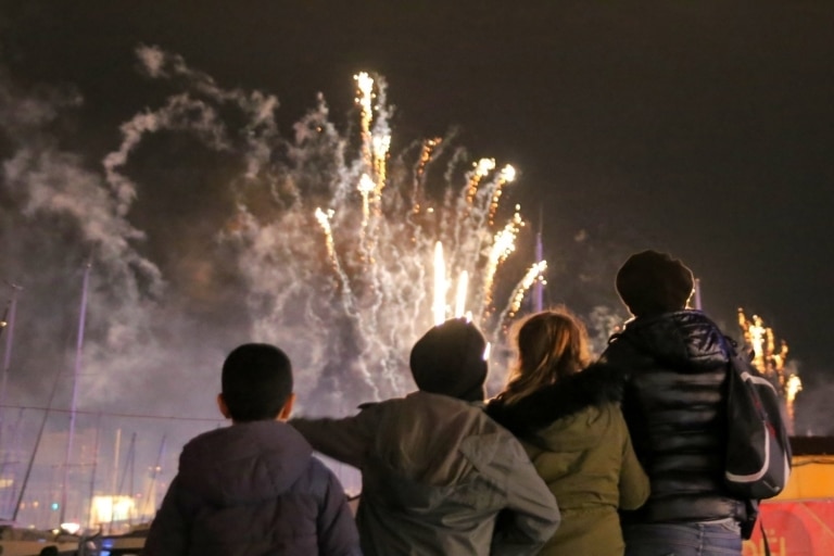 Un feu d&rsquo;artifice pour clôturer la journée de festivités de Noël sur la Canebière