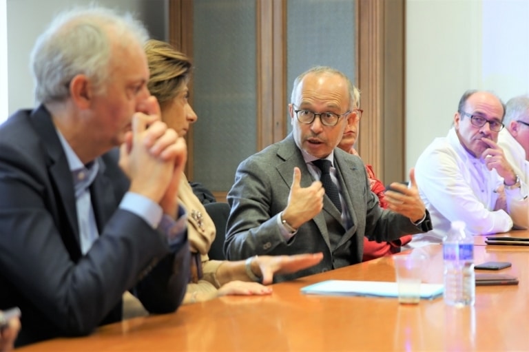 A droite, Lionel Royer-Perreaut aussi candidat pour devenir maire de Marseille