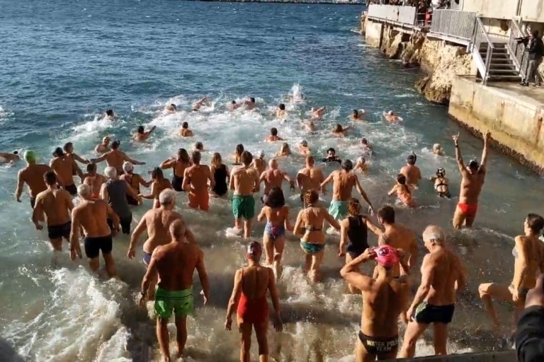 [vidéo] Le traditionnel bain du nouvel an à Marseille !