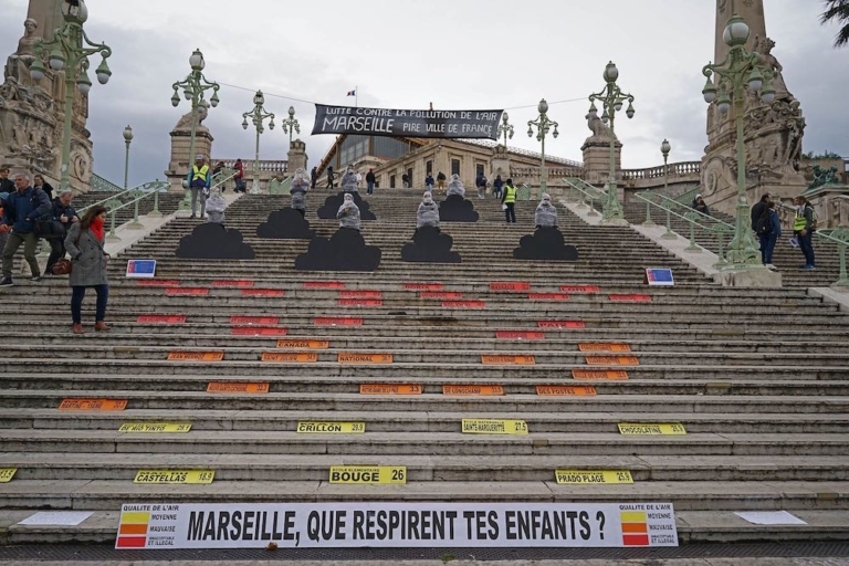 Affiches, tracts de campagne, panneaux lumineux… Les assos environnementales montent au créneau