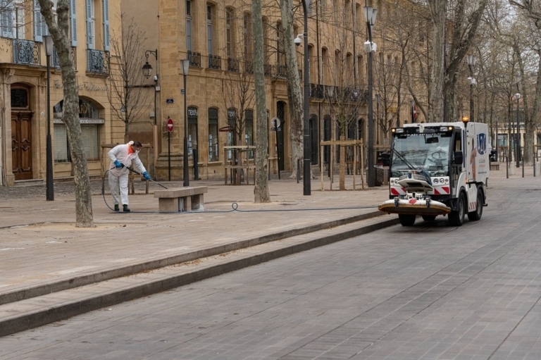 Covid-19 : Aix-en-Provence a lancé la désinfection de ses rues