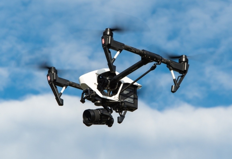 Un drone policier met en garde les passants marseillais